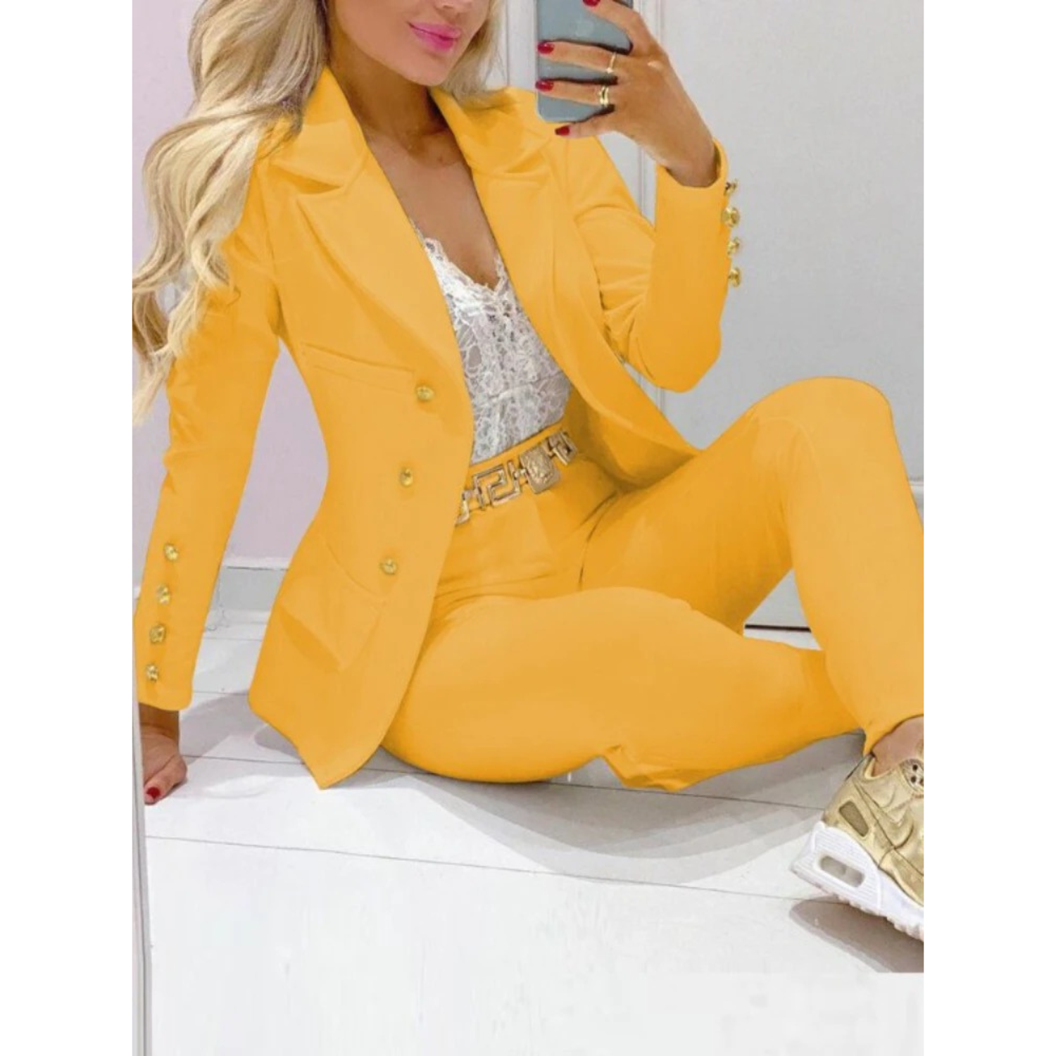 Yelda – Set aus Blazer und Hose mit großem Kragen