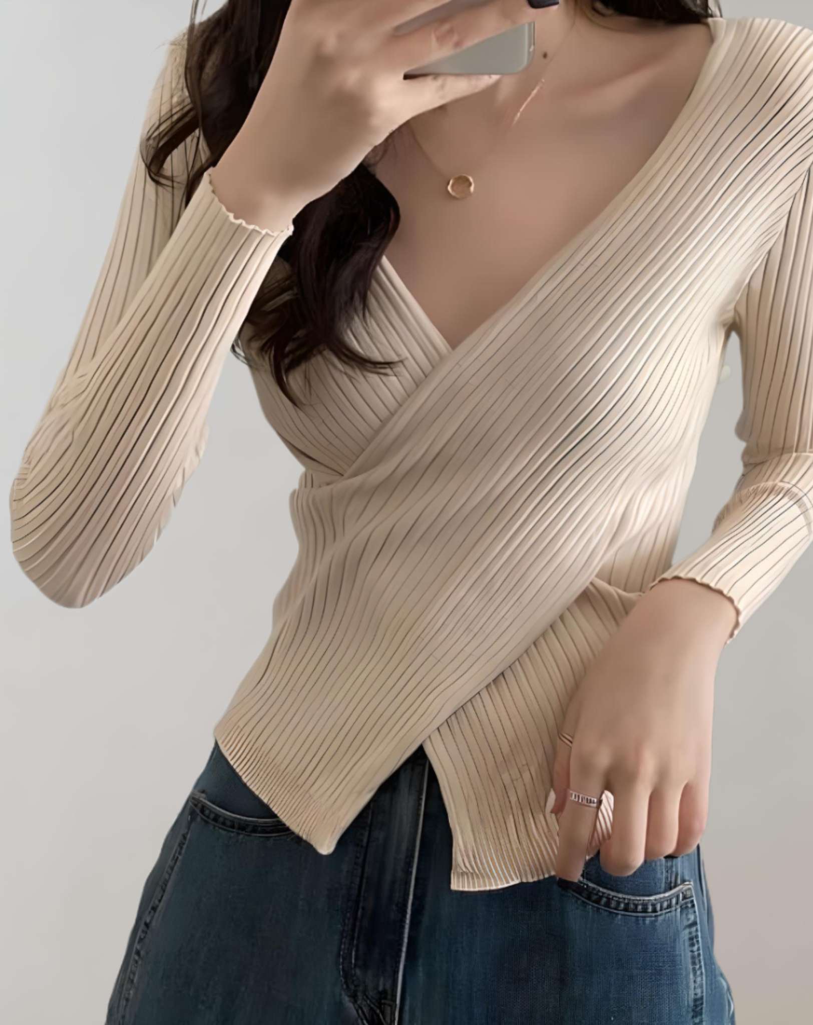 Carlee - Taillierter gerippter Pullover mit tiefem