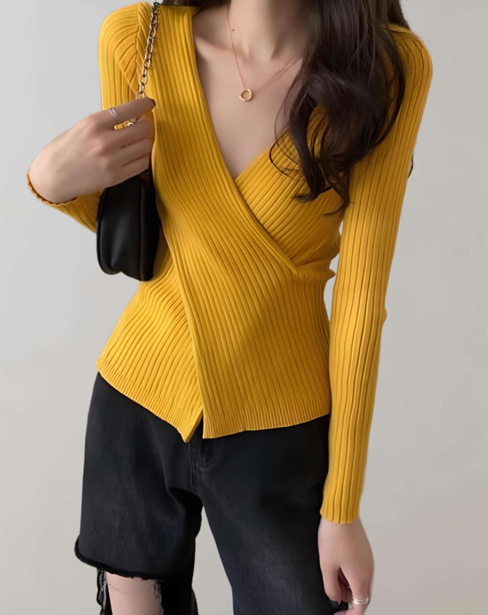 Carlee - Taillierter gerippter Pullover mit tiefem